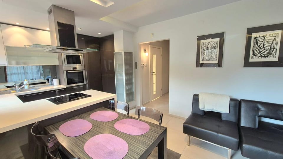Living room, Communal kitchen, microwave, stove, kitchen