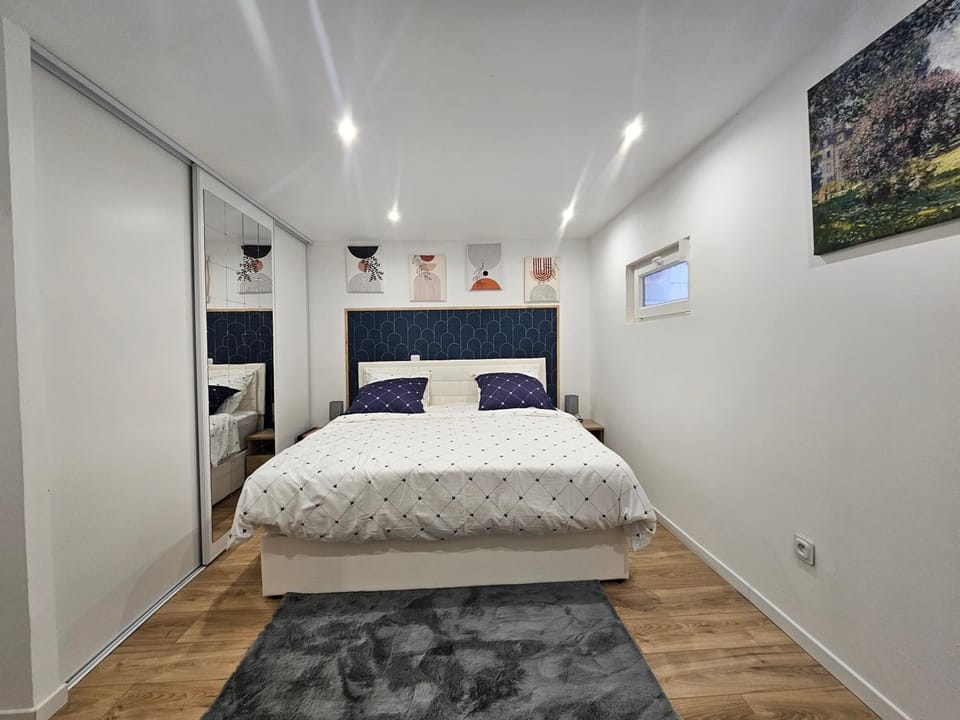 Bed, Photo of the whole room, Bedroom