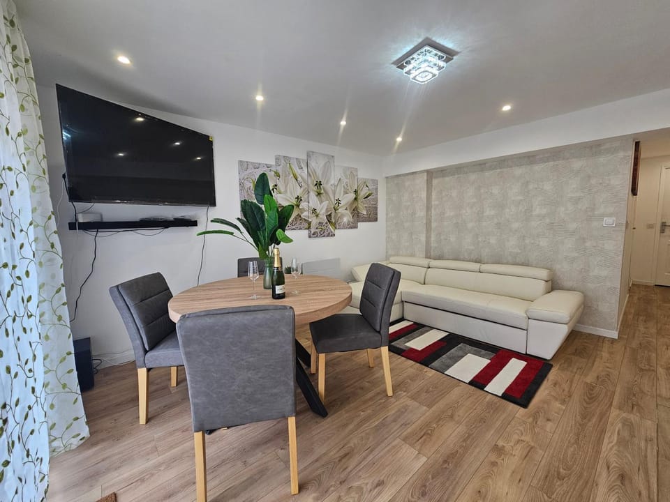 TV and multimedia, Living room, Seating area, Dining area