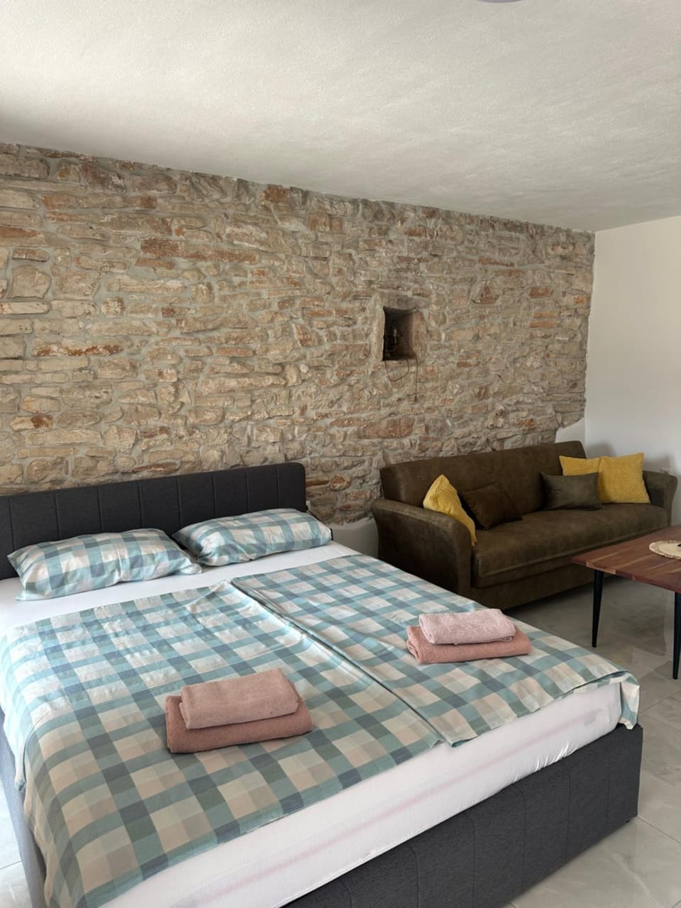 Bed, Living room, Bedroom