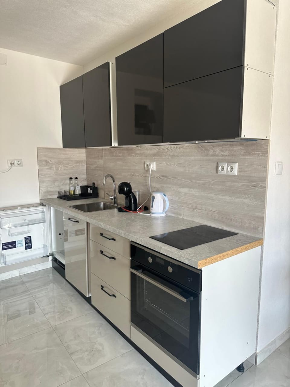 Coffee/tea facilities, Kitchen or kitchenette, stove