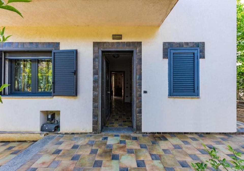 Property building, Facade/entrance, Day