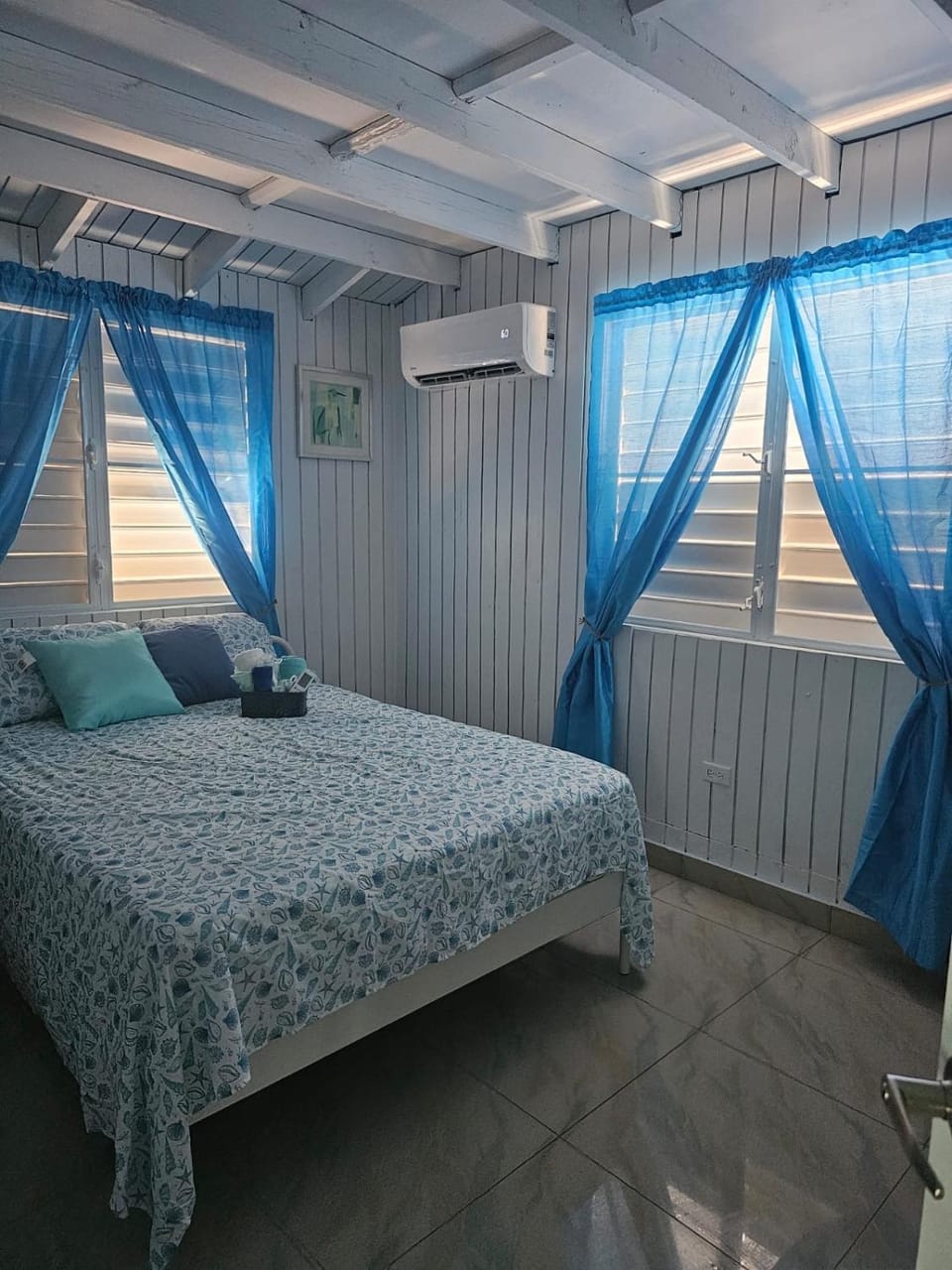 Bed, Photo of the whole room, Bedroom, air conditioner