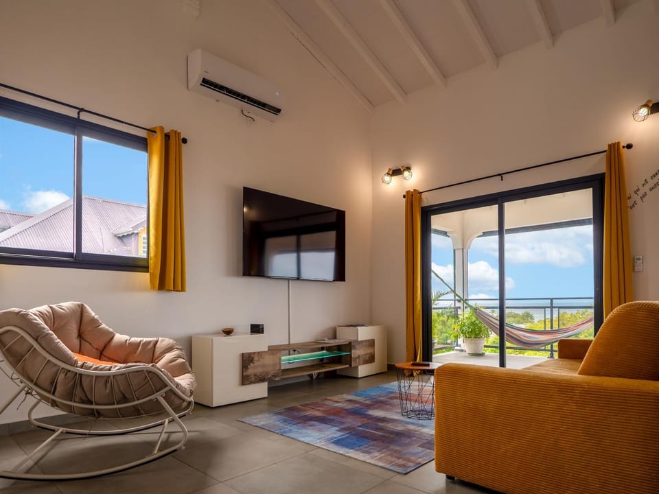 Communal lounge/ TV room, Living room, Seating area