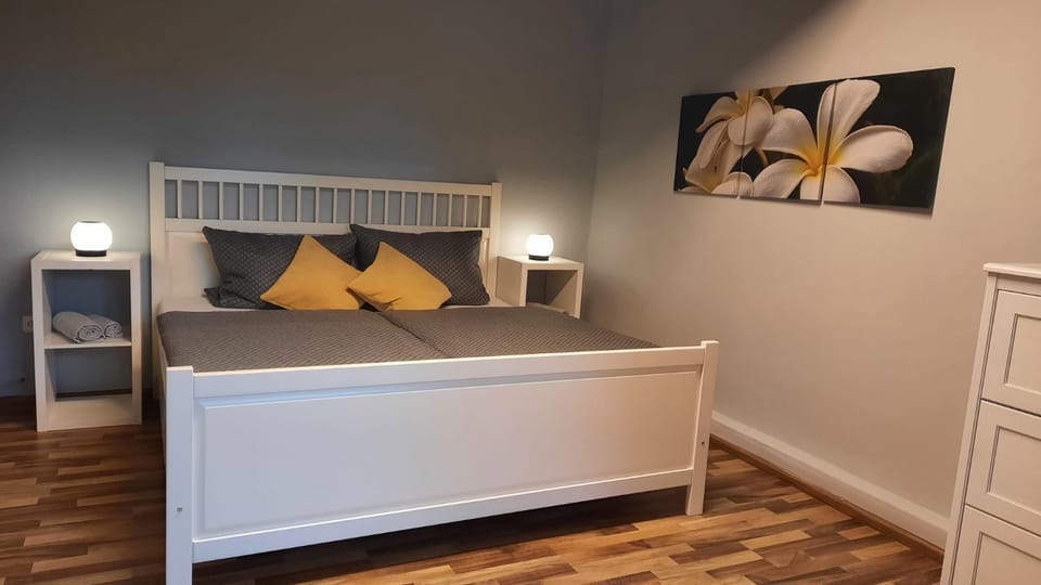 Photo of the whole room, Bedroom