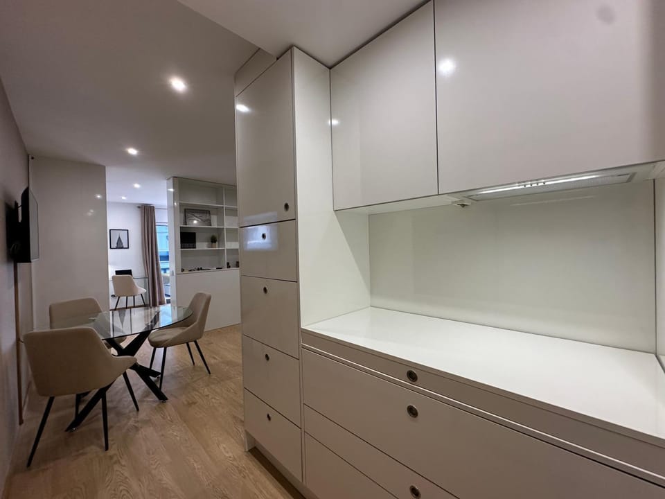 Coffee/tea facilities, Kitchen or kitchenette, dishwasher, oven, stove