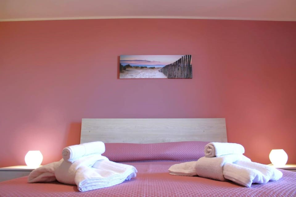 Bedroom, towels