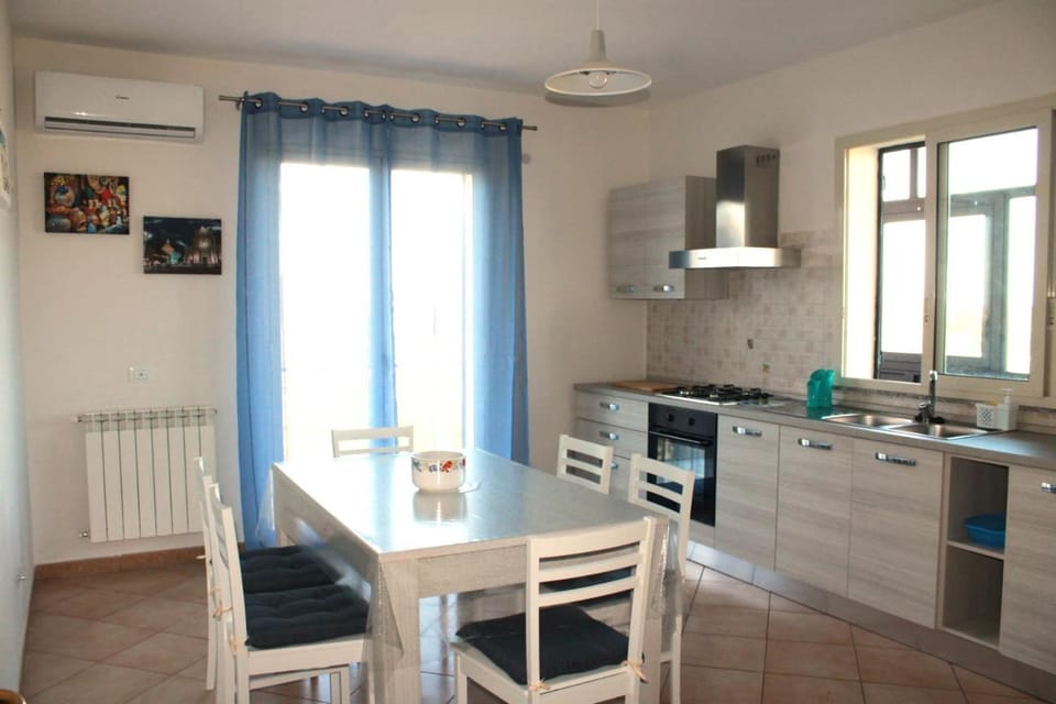 Kitchen or kitchenette, Dining area, oven, stove