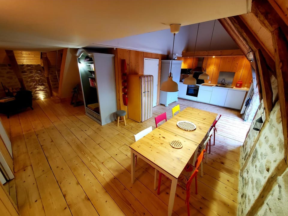 Kitchen or kitchenette, Dining area