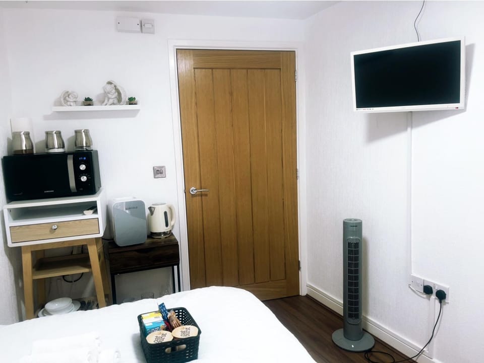 Bed, TV and multimedia, Bedroom, wardrobe