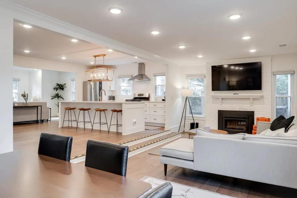 Modern cozy residential home local experience House in Saint Matthews