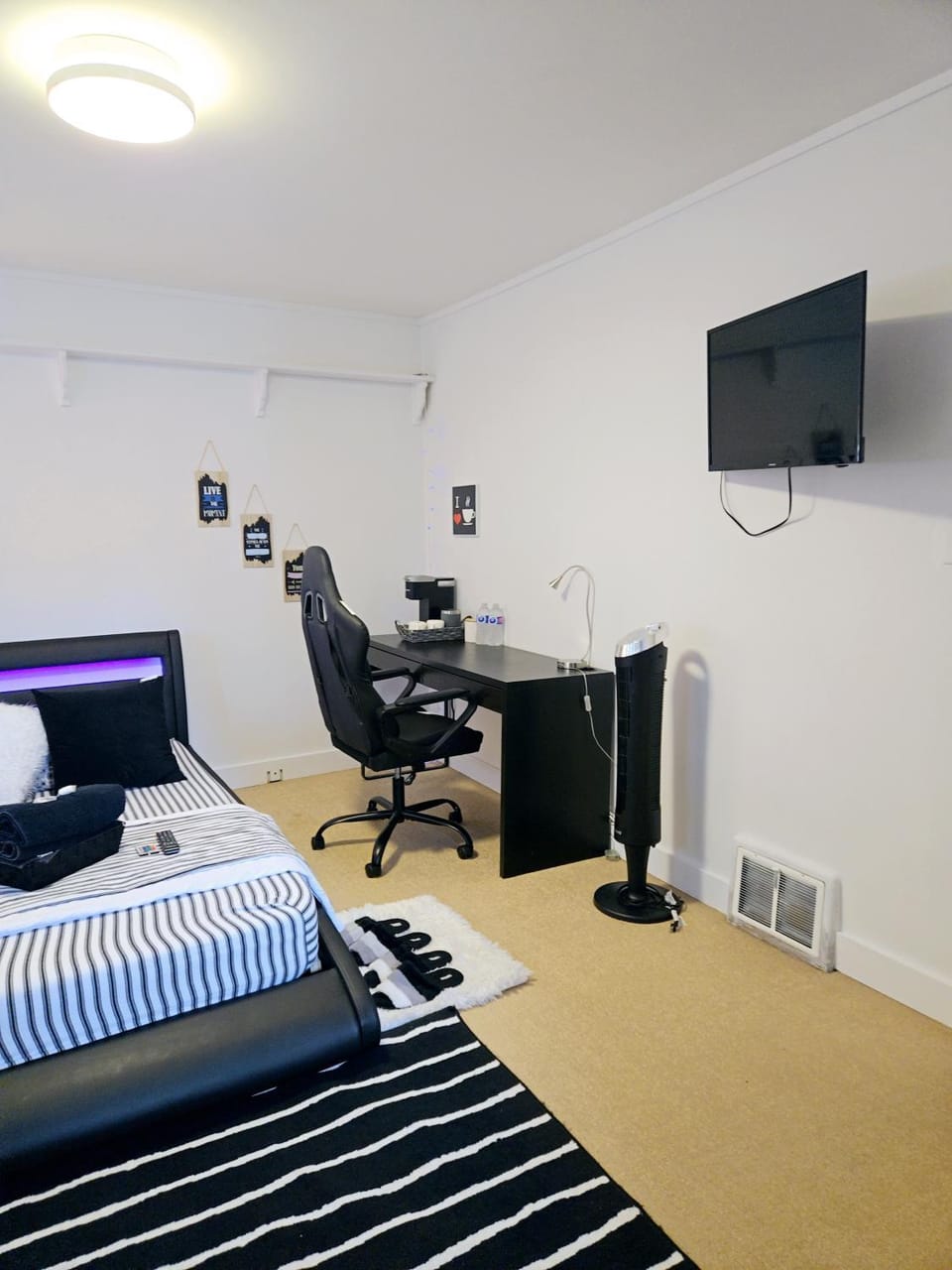 Comfy Stylish Room in the Heart of Vancouver- Private Parking, Self Check-in & just 4 mins to Metrotown! Vacation rental in Vancouver