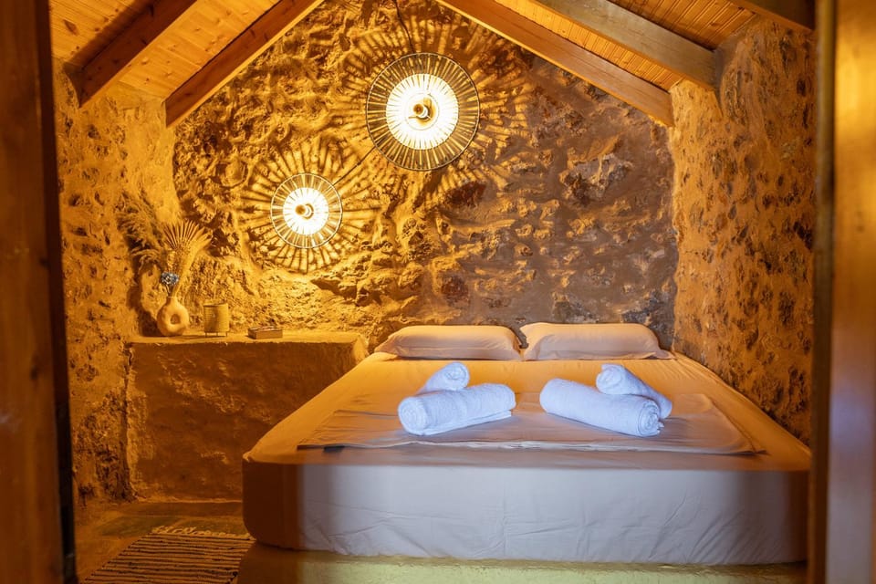 Bed, Photo of the whole room, Decorative detail, Bedroom, towels