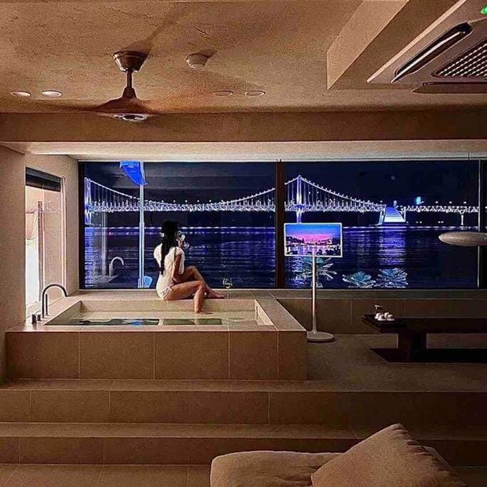 Gwangan Bridge View Beachfront 3BR Apartment 1min to Beach, Stay Goznuk Apartment in Busan