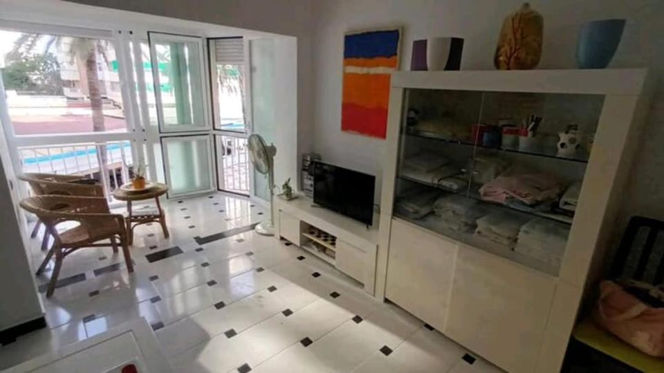TV and multimedia, Living room, Seating area, Dining area