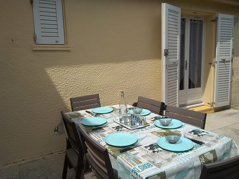 Charmant T3 climatisé avec terrasse, proche plage & parking privé - 4/6 pers, Gruissan - FR-1-796-7 Apartment in Gruissan
