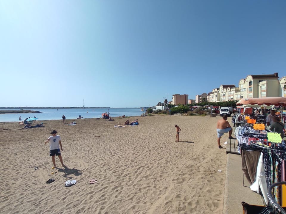 Gruissan - Studio rénové climatisé 2/3 pers, parking sécurisé, à 50m de la plage du Grazel - FR-1-796-16 Apartment in Gruissan
