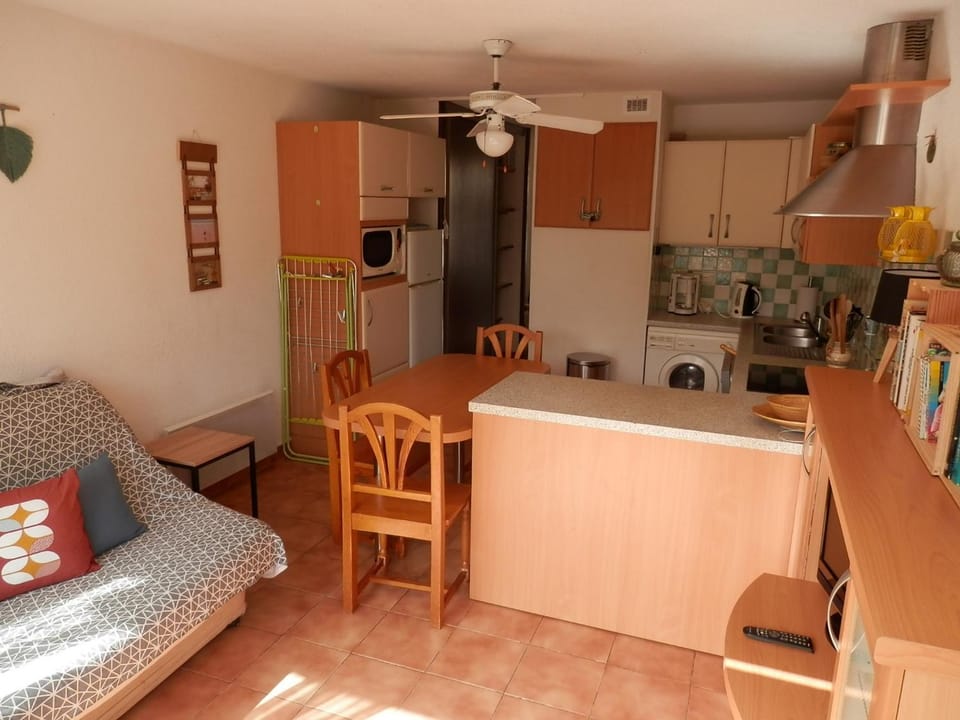 T2 RDC avec Terrasse, Piscine & Parking - Proche Vieux Village de Gruissan - FR-1-796-20 Apartment in Gruissan