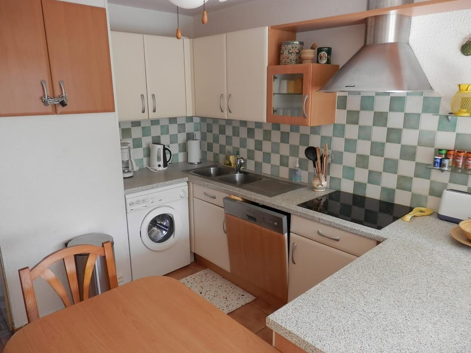 T2 RDC avec Terrasse, Piscine & Parking - Proche Vieux Village de Gruissan - FR-1-796-20 Apartment in Gruissan