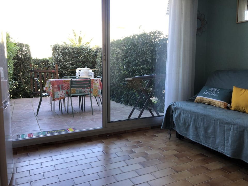 Studio Alcôve en Front de Mer avec Piscine, Terrasse et Parking à Saint Cyprien - FR-1-793-14 Apartment in Saint-Cyprien