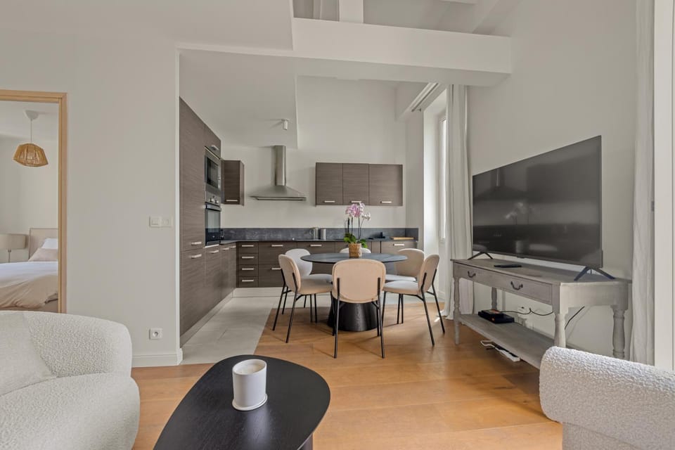 Dining area, kitchen
