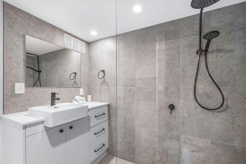Spinnaker Apt 6- Mooloolaba Beach Apartment in Sunshine Coast