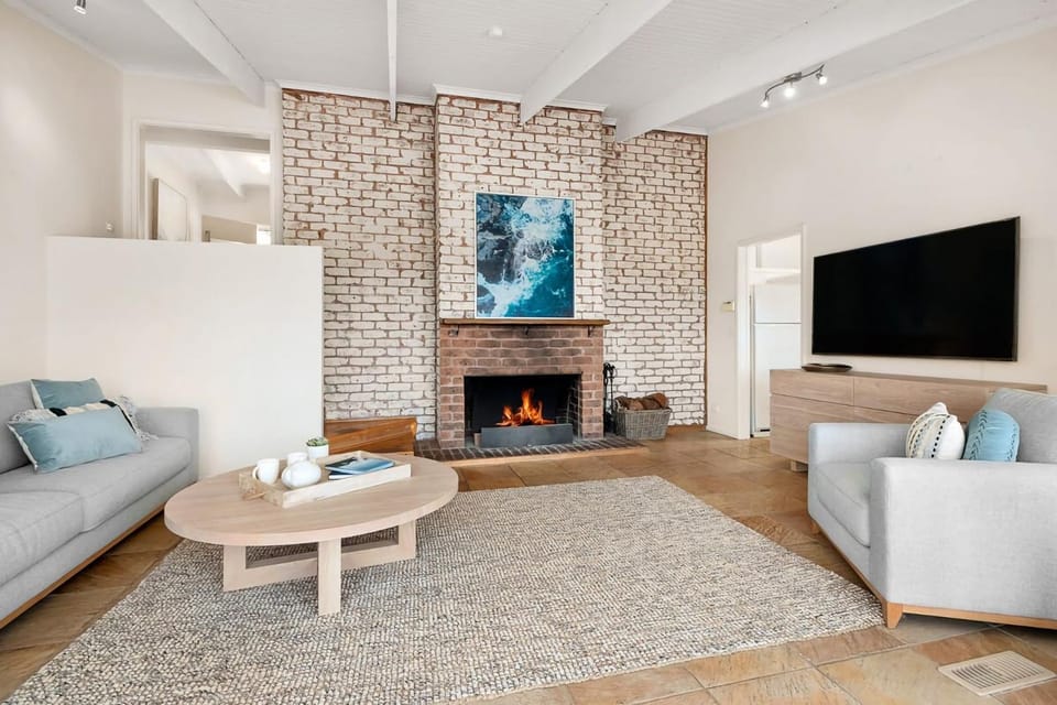 Communal lounge/ TV room, TV and multimedia, Living room, Seating area, Evening entertainment