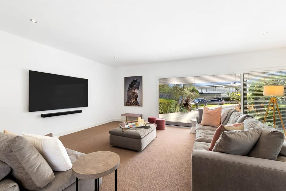 Communal lounge/ TV room, TV and multimedia, Living room, Seating area, Evening entertainment