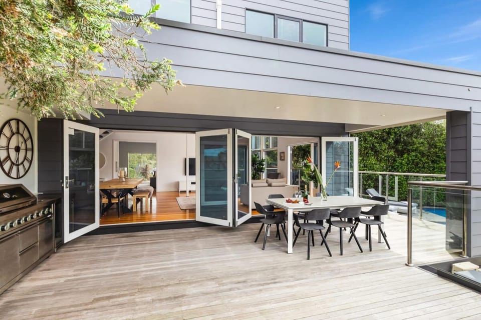 Property building, Patio, Day, Balcony/Terrace, Seating area, Dining area