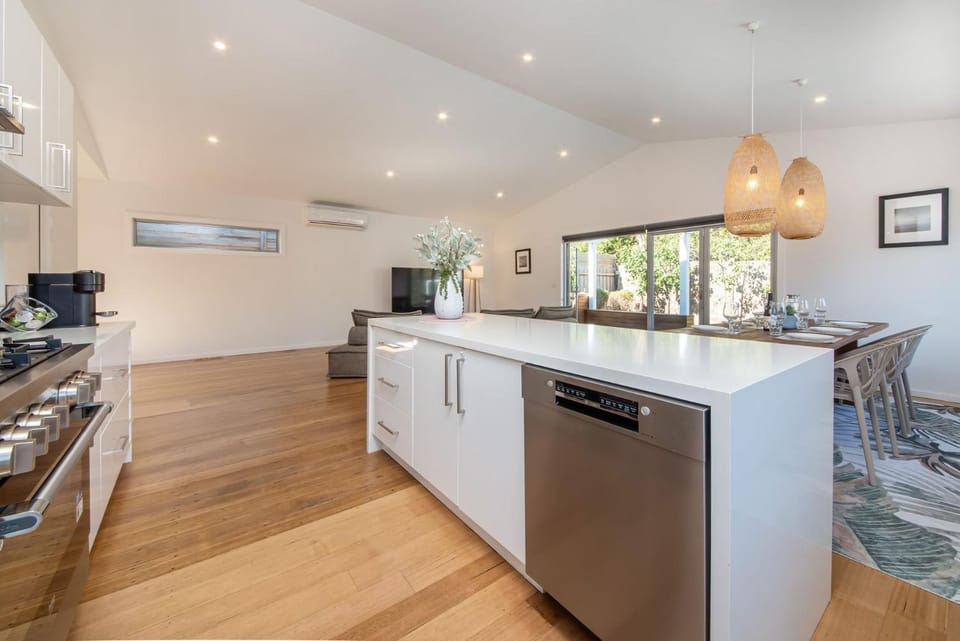 Coffee/tea facilities, Kitchen or kitchenette, Dining area, dishwasher, oven, stove