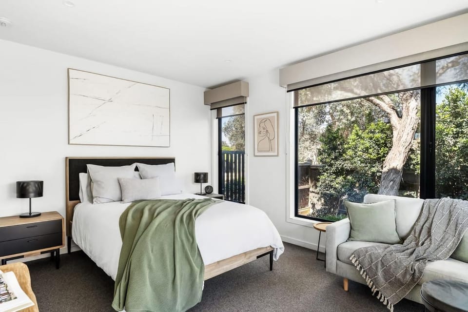 Bed, TV and multimedia, Seating area, Bedroom, Garden view