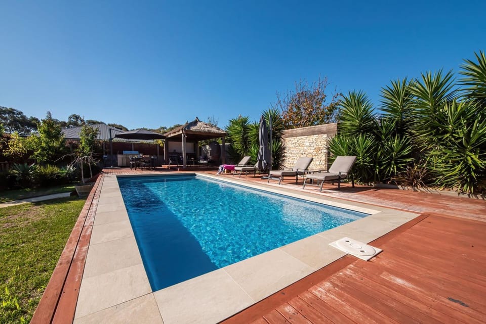 Property building, Garden, Garden view, Pool view, Swimming pool, sunbed