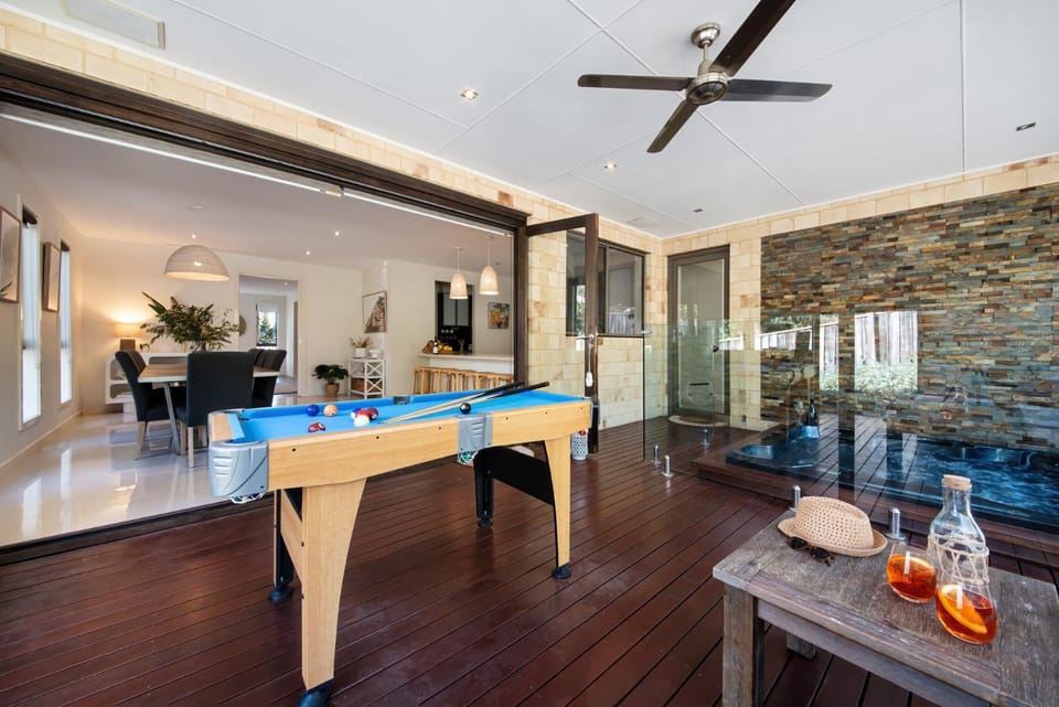Billiard, Billiard, Hot Tub