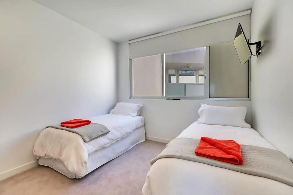 Bed, TV and multimedia, Photo of the whole room, Bedroom, towels