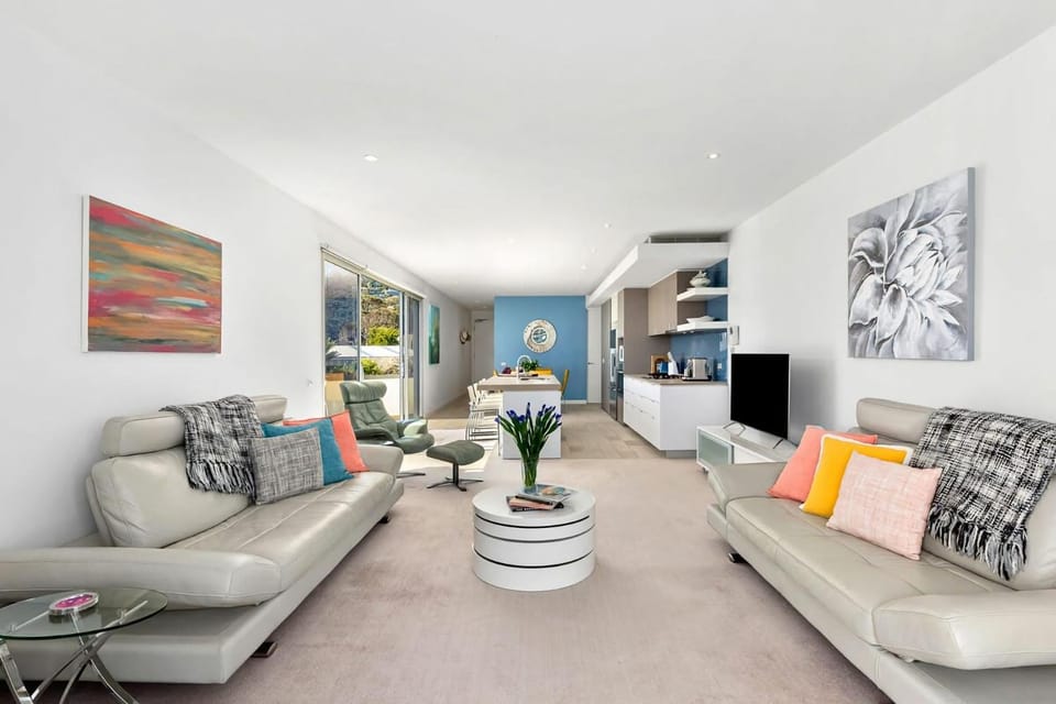 Communal lounge/ TV room, TV and multimedia, Living room, Seating area, Evening entertainment