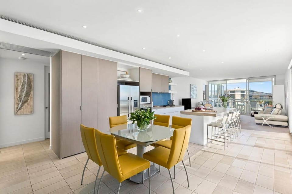 TV and multimedia, Kitchen or kitchenette, Living room, Seating area, Dining area
