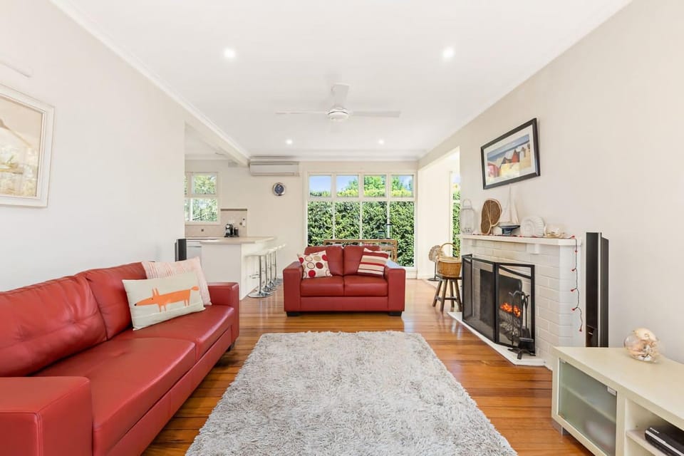 TV and multimedia, Living room, Seating area, fireplace