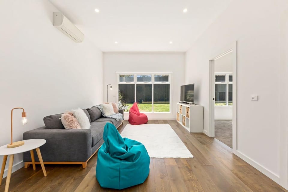 TV and multimedia, Living room, Photo of the whole room, Seating area, Garden view, air conditioner