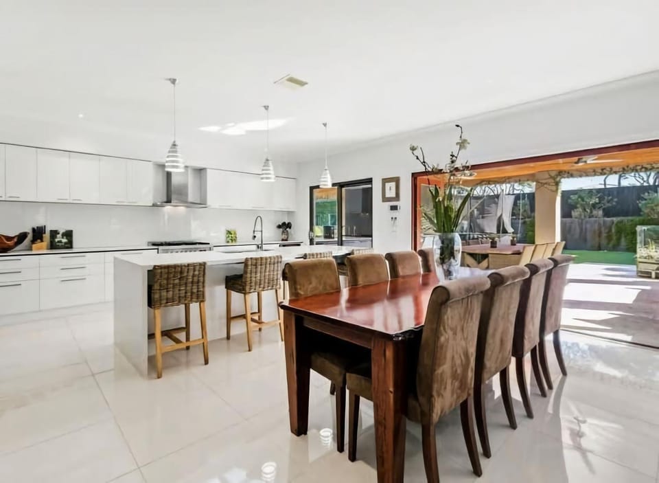Kitchen or kitchenette, Dining area, Garden view