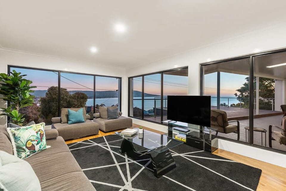 Communal lounge/ TV room, TV and multimedia, Living room, Seating area, Evening entertainment, Sea view