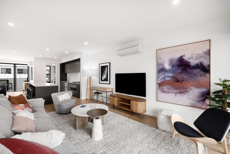 TV and multimedia, Living room, Seating area, air conditioner