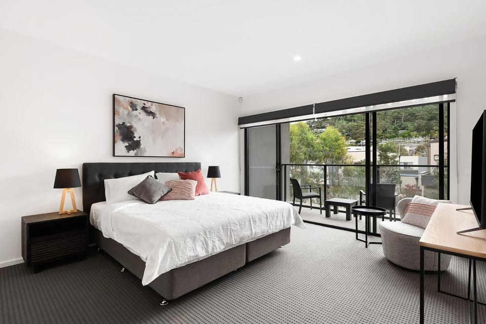 Bed, TV and multimedia, Balcony/Terrace, Photo of the whole room, Seating area, Bedroom