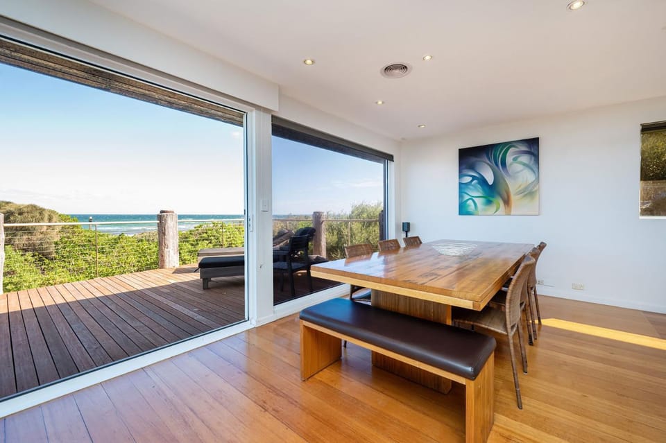 View (from property/room), Balcony/Terrace, Dining area, Sea view