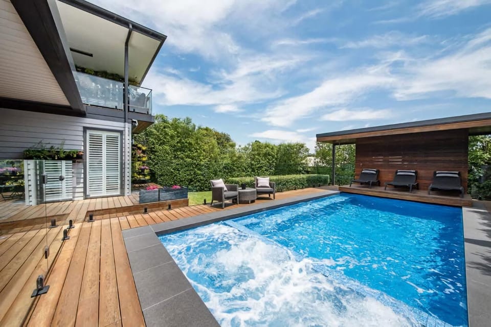 Property building, Day, Pool view, Swimming pool, sunbed