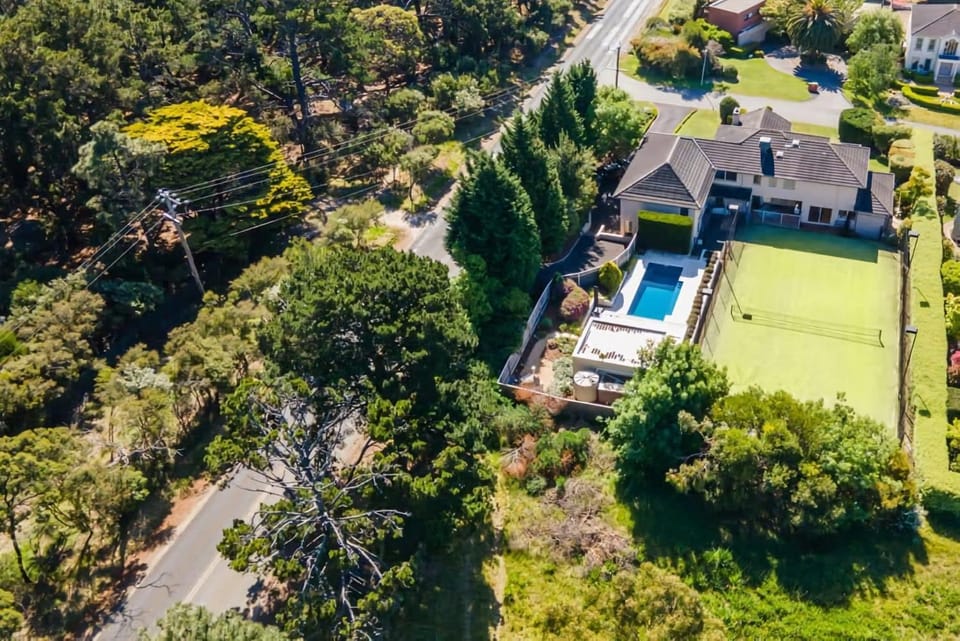Property building, Day, Neighbourhood, Natural landscape, Bird's eye view, Garden, Tennis court, Garden view, Pool view, Street view, Swimming pool