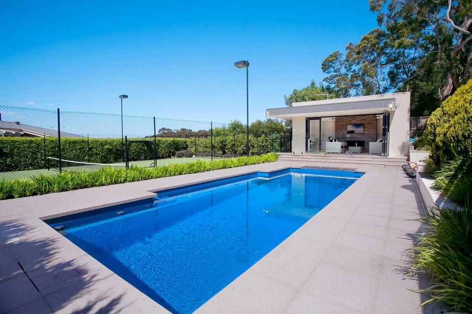 Property building, Day, Tennis court, Pool view, Swimming pool, sunbed