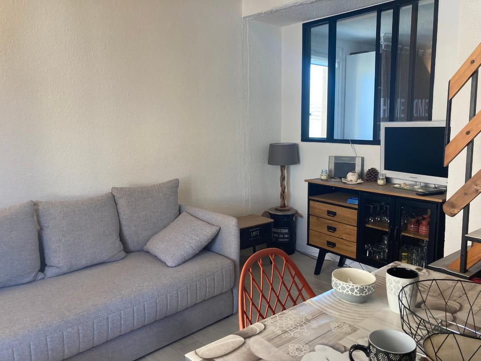 Gruissan: T2 Mezzanine 6 pers, proche plage, parking privé - FR-1-796-35 Apartment in Gruissan