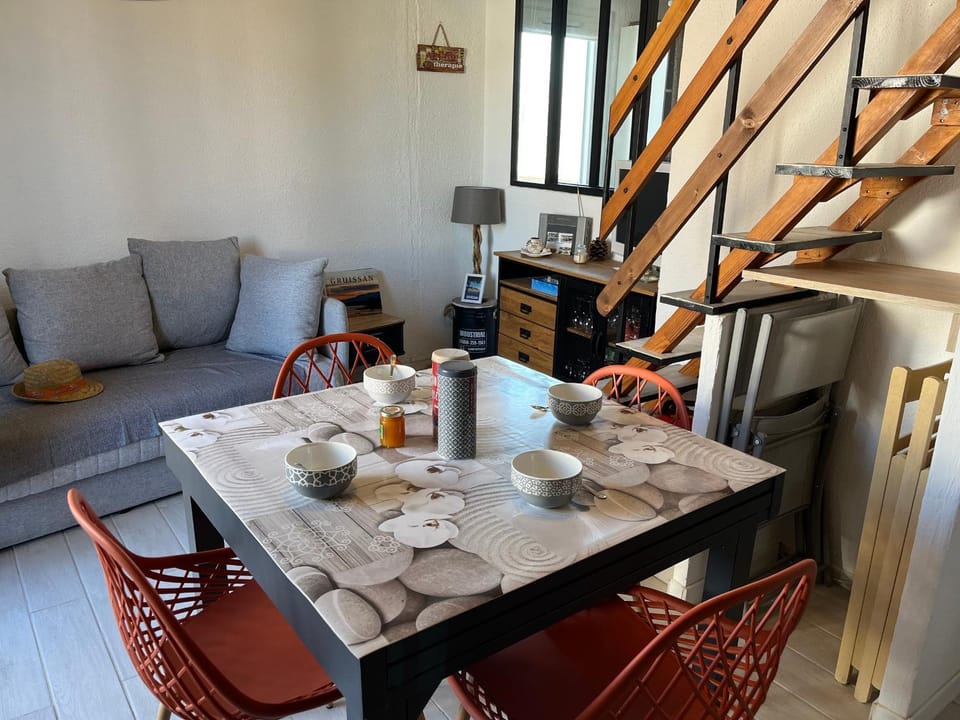 Gruissan: T2 Mezzanine 6 pers, proche plage, parking privé - FR-1-796-35 Apartment in Gruissan