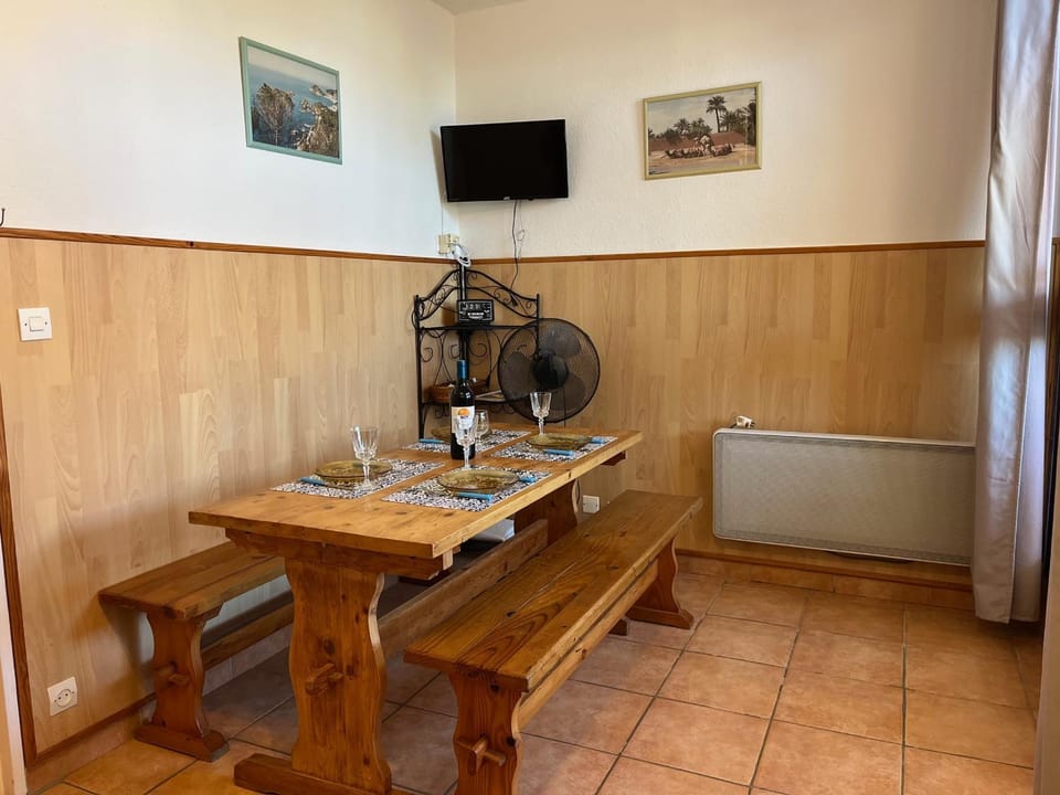 Studio Familial Piscine, Parking, Proche Plage - Idéal 4 pers, Budget Serré, Gruissan - FR-1-796-58 Apartment in Gruissan