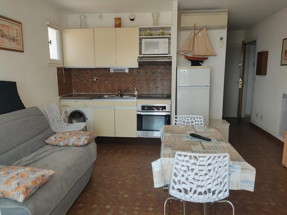Gruissan - Appartement climatisé - 6 pers - Parking - Plage à 50m - FR-1-796-51 Apartment in Gruissan